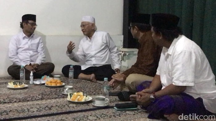Calon wakil presiden Mahfud Md saat sowan ke kediaman Gus Mus, di Leteh, Rembang, Senin (13/11/223) malam.