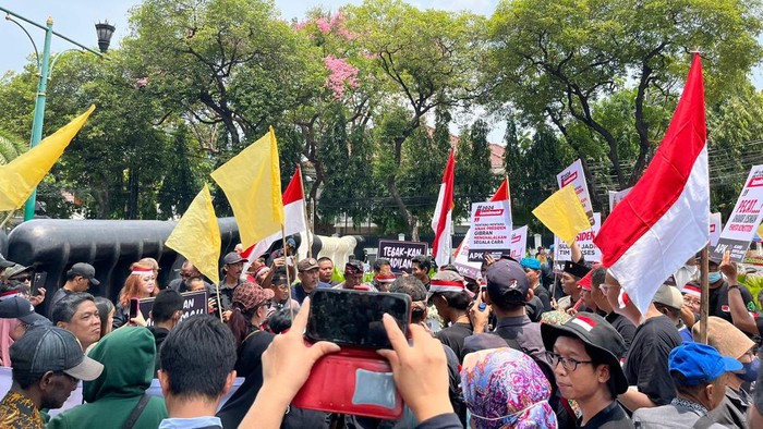 Aliansi Penyelamat Konstitusi (APK) menggelar aksi di Jalan Imam Bonjol, tepatnya dekat depan gedung KPU, Senin (13/11/2023).