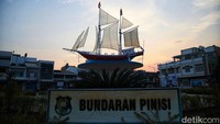 Kapal atau perahu pinisi adalah salah satu mahakarya ciri khas masyarakat Bulukumba. Sebab Bulukumba ternyata juga dikenal sebagai Butta Panrita Lopi yang berarti daerah pemukiman orang-orang yang ahli dalam membuat perahu.   