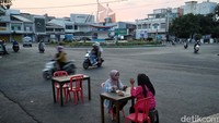 Selain itu, tak jauh dari Bundaran Pinisi, biasanya juga ada warung atau tempat jajan untuk menikmati sore hari.   