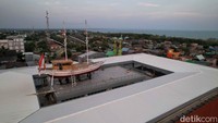 Sebelumnya ikon atau landmark dari  kapal pinisi ada di Bundaran Pinisi. Hanya saja pemerintah mulai membangun kapal pinisi di lantai atas Gedung Satap Bulukumba.   