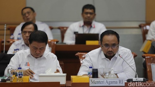 Kementerian Agama bersama Komisi VIII DPR menggelar rapat kerja membahas ibadah haji. Salah satunya tambahan kuota Haji 2024.