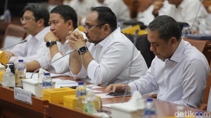 Kementerian Agama bersama Komisi VIII DPR menggelar rapat kerja membahas ibadah haji. Salah satunya tambahan kuota Haji 2024.
