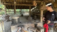 Dengan membayar biaya tiket masuk, traveler sudah mendapatkan beberapa fasilitas seperti mencicipi arak dan ngopi di tengah hutan bambu. Traveler juga ditemani oleh seorang guide yang akan menjelaskan seluk beluk Samsara Living Museum. Tenang, penggunaan guide tak dipungut biaya tambahan alias gratis.