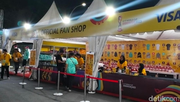 Suasana Official Fan Shop di Stadion Manahan Solo, Senin (13/11/2023).