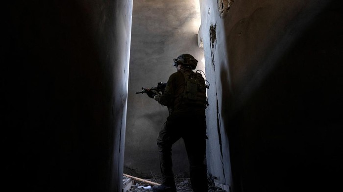 Israeli soldiers operate inside a workshop which they claim was used for weapon production and located in the lower floors of a residential building, amid the ongoing ground invasion against Palestinian Islamist group Hamas in the northern Gaza Strip, November 8, 2023. REUTERS/Ronen Zvulun EDITOR’S NOTE: REUTERS PHOTOGRAPHS WERE REVIEWED BY THE IDF AS PART OF THE CONDITIONS OF THE EMBED. NO PHOTOS WERE REMOVED.