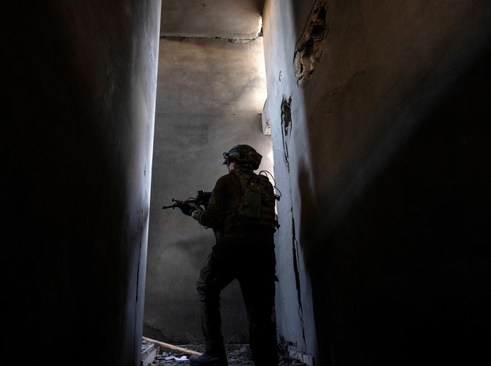 Israeli soldiers operate inside a workshop which they claim was used for weapon production and located in the lower floors of a residential building, amid the ongoing ground invasion against Palestinian Islamist group Hamas in the northern Gaza Strip, November 8, 2023. REUTERS/Ronen Zvulun EDITOR’S NOTE: REUTERS PHOTOGRAPHS WERE REVIEWED BY THE IDF AS PART OF THE CONDITIONS OF THE EMBED. NO PHOTOS WERE REMOVED.