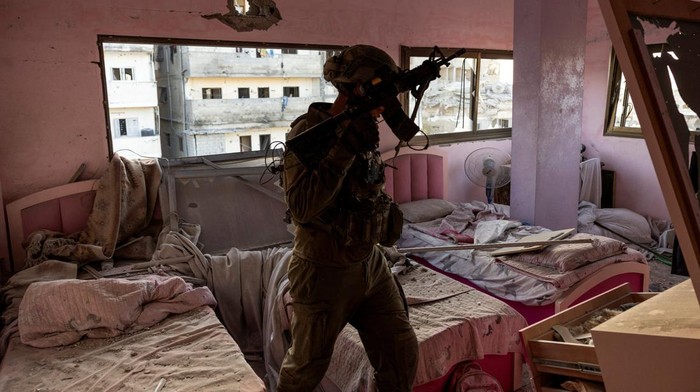 Israeli soldiers operate inside a workshop which they claim was used for weapon production and located in the lower floors of a residential building, amid the ongoing ground invasion against Palestinian Islamist group Hamas in the northern Gaza Strip, November 8, 2023. REUTERS/Ronen Zvulun EDITOR’S NOTE: REUTERS PHOTOGRAPHS WERE REVIEWED BY THE IDF AS PART OF THE CONDITIONS OF THE EMBED. NO PHOTOS WERE REMOVED.