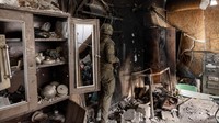 Tentara Israel menyelidiki sebuah bengkel di Jalur Gaza utara, 8 November 2023.  
