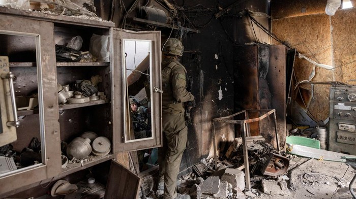 Militer Israel Gerebek Bengkel Senjata Diduga Milik Hamas Israeli soldiers operate inside a workshop which they claim was used for weapon production and located in the lower floors of a residential building, amid the ongoing ground invasion against Palestinian Islamist group Hamas in the northern Gaza Strip, November 8, 2023. REUTERS/Ronen Zvulun EDITORβS NOTE: REUTERS PHOTOGRAPHS WERE REVIEWED BY THE IDF AS PART OF THE CONDITIONS OF THE EMBED. NO PHOTOS WERE REMOVED.