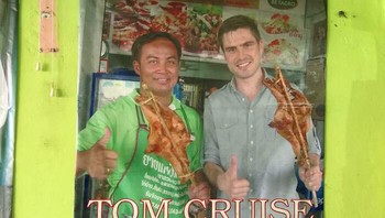 Seseorang pura-pura jadi Tom Cruise di Thailand dan foto ini diabadikan di resto tersebut. Foto: Zhoule via Bored Panda