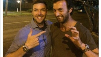Kalau ini katanya habis foto bareng Wolverine alias Hugh Jackman. Foto: Jamibark_au via Bored Panda