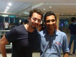 Momen Kocak Foto Bareng, Dikira Artis Ternyata KW Super