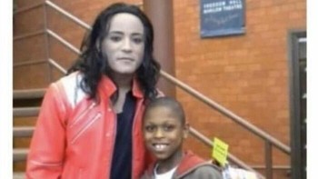Sebelumnya sering pamer pernah foto sama Michael Jackson, pas dilihat lagi... ini siapa, ya? Foto: insmek via Bored Panda
