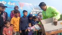 Anggota komunitas membagikan paket sembako kepada warga kurang mampu dan anak yatim.  