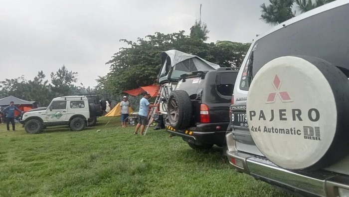 Komunitas penggemar offroad Jurnalis 4X4 menggelar jambore di Puncak Halimun Camp, Kabupaten Bogor. Kegiatan juga diisi dengan bakti sosial.