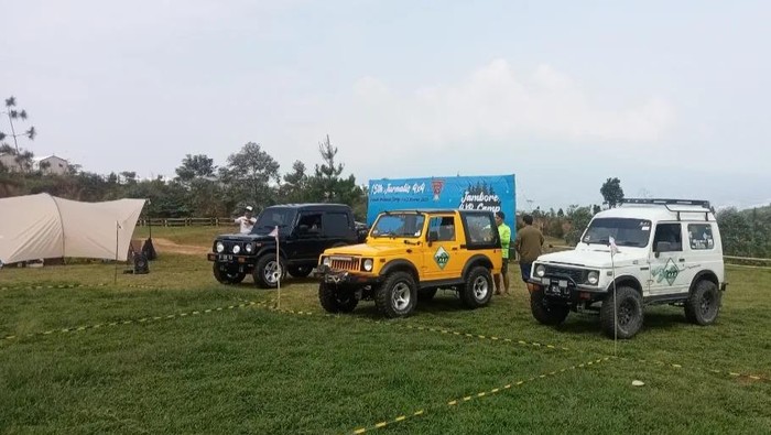 Komunitas penggemar offroad Jurnalis 4X4 menggelar jambore di Puncak Halimun Camp, Kabupaten Bogor. Kegiatan juga diisi dengan bakti sosial.