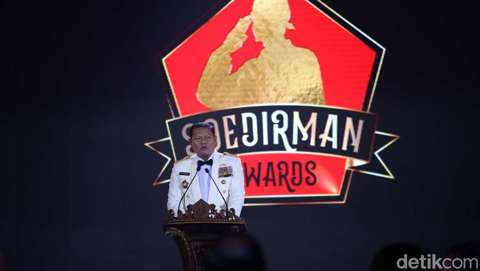 Momen Laksamana Yudo Margono Sambutan Usai Terima Penghargaan Panglima TNI Laksamana Yudo Margono menerima penghargaan khusus Inisiator Soedirman Awards. Ini momen Yudo beri sambutan seusai menerima penghargaan.