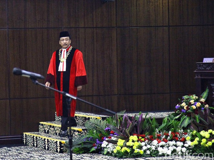 Suhartoyo membacakan sumpah sebagai ketua Mahkamah Konstitusi (MK). Ia resmi menggenatikan Anwar Usman sebagai Ketua MK.