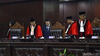 Suhartoyo pun bersyukur MK dapat melewati fase krisis itu dengan cara yang bermartabat. Dia mengatakan memikul beban untuk mengembalikan kepercayaan ke Mahkamah Konstitusi.