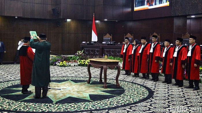 Suhartoyo membacakan sumpah sebagai ketua Mahkamah Konstitusi (MK). Ia resmi menggenatikan Anwar Usman sebagai Ketua MK.