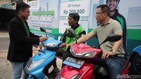 CEO PT Green City Traffic William Teng dan Sales Manager ECGO Rizky Maarif berbincang dengan pengemudi ojek online di Jalan Haji Nawi, Jakarta Selatan, Senin (13/11/2023).