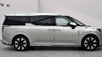 Dibangun dari platform SEA (Sustainable Experience Architecture)  Geely, Volvo EM90 punya ukuran panjang 5.206 mm, lebar 2.024 mm, dan tinggi 1.859 mm, dengan jarak sumbu roda 3.205 mm dan bobot 2.763 kg. Secara desain, mobil ini memiliki desain ala atap tergantung (floating roof) mirip seperti Toyota Alphard. Foto: Dok. Volvo