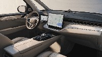 Menilik bagian interior, hampir tidak ada tombol fisik di bagian dashboard, fungsinya terintegrasi ke dalam panel instrumen ukuran 8 inci dan layar kendali pusat ukuran 14,5  inci dengan gaya floating (mengambang). Foto: Dok. Volvo