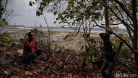 Saiful melanjutkan proses penggalian makam di atas batu sulit untuk dilakukan. Hingga pada akhirnya, orang-orang China yang konon katanya suka berlalu-lalang melintasi kerajaan ini untuk berdagang, memberi tahu rakyat Kerajaan Tiro untuk menyiramkan air laut ke batu tersebut agar mudah digali.