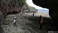 Namun, walaupun begitu, setiap harinya ia ingin terus memantau aktivitas para rakyatnya baik di darat maupun di lautan. Maka ia pun memutuskan menjadikan sebuah puncak batuan karang di tepian laut sebagai tempatnya memantau rakyat dan menikmati keindahan alam yang ada di sekitar kerajaan.