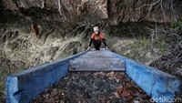 Sebelum melakukan perjalanan dari Pantai Sahapatu ke makam Sampara Daeng Malaja, pengunjung juga harus berkendara terlebih dahulu, kurang lebih 1,5 KM dari Balai Desa Tritiro. Setelah itu, jika air laut sedang pasang, maka mau tidak mau harus menyewa sampan seharga Rp 50 ribu untuk perjalanan bolak-balik dari Pantai Sahapatu - Makam Sampara Daeng Malaja.