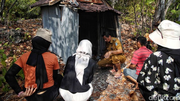 Napak Tilas Makam Raja Pertama Tiro Bulukumba Sejumlah warga berdoa di Makam Samparaja Daeng Malaja, Desa Tritiro, Bulukumba, Sulawesi Selatan, Selasa (31/10/2023). Belum banyak orang yang tahu kalau Desa Tritiro di Kabupaten Bulukumba menyimpan kisah sejarah yang menarik untuk diulik. Pasalnya desa ini menyimpan cerita dari raja pertama Kerajaan Tiro yaitu, Samparaja Daeng Malaja.