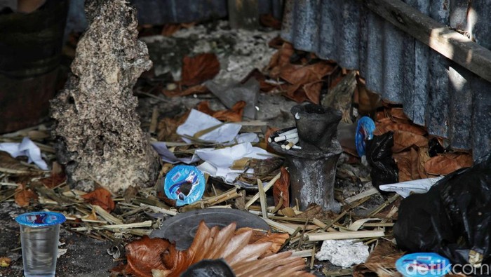 Napak Tilas Makam Raja Pertama Tiro Bulukumba Sejumlah warga berdoa di Makam Samparaja Daeng Malaja, Desa Tritiro, Bulukumba, Sulawesi Selatan, Selasa (31/10/2023). Belum banyak orang yang tahu kalau Desa Tritiro di Kabupaten Bulukumba menyimpan kisah sejarah yang menarik untuk diulik. Pasalnya desa ini menyimpan cerita dari raja pertama Kerajaan Tiro yaitu, Samparaja Daeng Malaja.