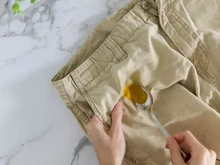 Kuah Opor Tumpah Kena Baju Lebaran? Begini Cara Bersihkannya