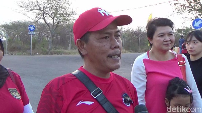 Orang tua pemain Timnas U-17 di Stadion GBT Surabaya