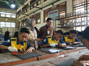 Belajar Sambil Jualan, Intip Fasilitas Unik Pabrik Perhiasan di SMKN 2 Adiwerna