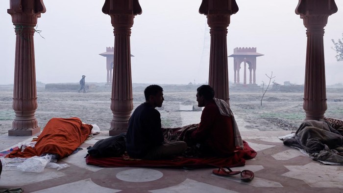Men talk to each other on the banks of the rive Yamuna on a smoggy morning in New Delhi, India, November 13, 2023. REUTERS/Anushree Fadnavis