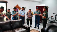 Sebelum berangkat ke DPR, Jenderal Agus Subiyanto berdoa bersama Panglima TNI Laksamana Yudo Margono, Kapolri Jenderal Listyo Sigit Prabowo beserta jajaran kepala staf. (Foto: Dok. Istimewa)