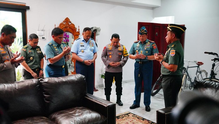 Panglima TNI dan Kapolri antar Jenderal Agus Subiyanto fit and proper test di DPR Panglima TNI dan Kapolri antar Jenderal Agus Subiyanto fit and proper test di DPR