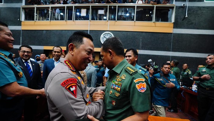 Panglima TNI dan Kapolri mengantar Jenderal Agus Subiyanto mengikuti fit and proper test di DPR