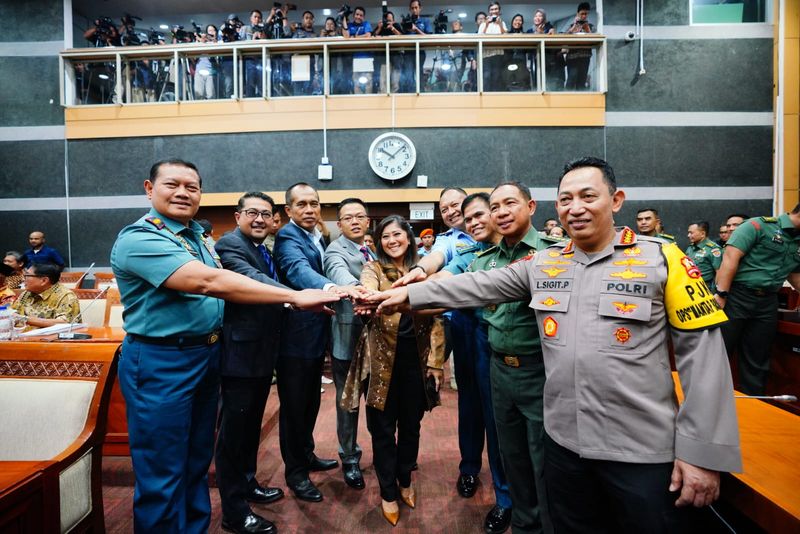 Panglima TNI dan Kapolri mengantar Jenderal Agus Subiyanto mengikuti fit and proper test di DPR