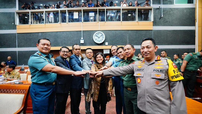 Panglima TNI dan Kapolri mengantar Jenderal Agus Subiyanto mengikuti fit and proper test di DPR