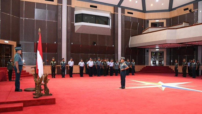 Panglima TNI Laksamana TNI Yudo Margono memimpin laporan Korps Kenaikan Pangkat 15 perwira tinggi (pati) TNI. (dok Puspen TNI)