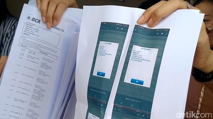 Para korban menunjukan sejumlah bukti transaksi ke admin arisan, usai melakukan laporan ke Satreskrim Polres Pemalang, Senin (13/11/2023).
