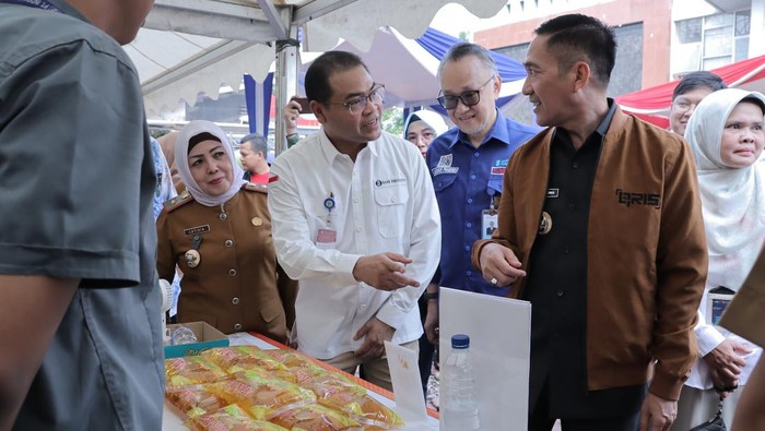 Pemkot Palembang bekerja sama dengan BI menggelar pasar murah untuk kendalikan inflasi.