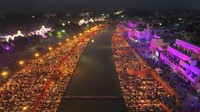 Kota Ayodhya di negara bagian Uttar Pradesh, India utara, mencetak rekor dengan penerangan lebih dari 2,2 juta lampu minyak tanah selama perayaan Deepotsav pada malam Diwali.  