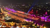 Lampu menerangi tepian sungai Saryu pada malam festival Hindu Diwali, di Ayodhya, India, Sabtu (11/11/2023).  