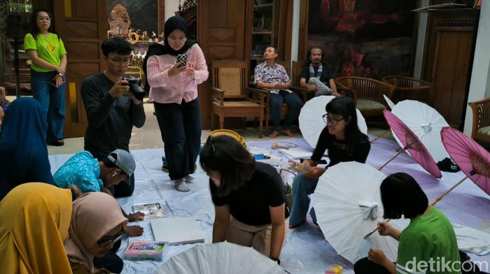 Suasana para penyandang disabilitas melukis bersama pelukis kondang Nasirun di kediamannya, Kasihan, Bantul, Senin (13/11/2023).