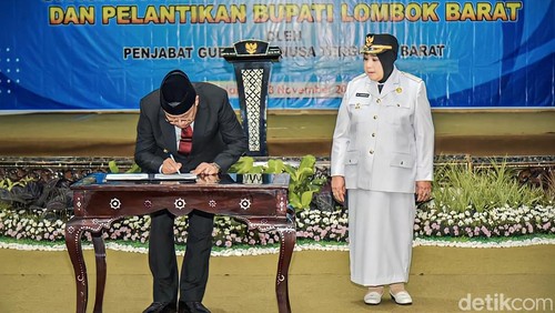 Pelantikan Sumiatun menjadi Bupati Lombok Barat.