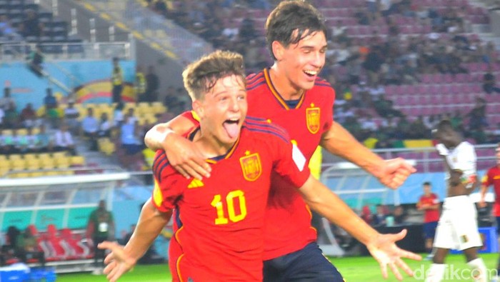 Pemain Spanyol Juan Hernandez (10) merayakan golnya ke gawang Mali daam laga Piala Dunia U-17 di Stadion Manahan Solo, Senin (13/11/2023).